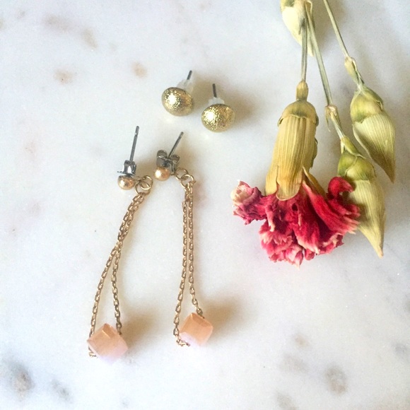 2 pair earrings gold studs & dangly cube on chain - Picture 1 of 10